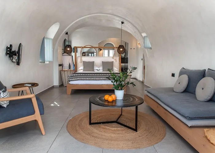 Almyra Oia Suites